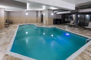 a pool in a hotel room with blue water at La Quinta by Wyndham Sevierville / Kodak in Sevierville