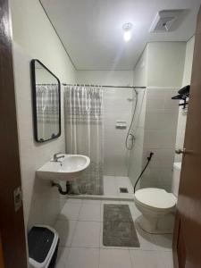 ein Badezimmer mit Waschbecken, Toilette und Dusche in der Unterkunft Budget Room in Cebu City + 5 Fotos