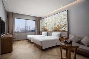 Voodi või voodid majutusasutuse Ramada by Wyndham Wuhan Wangjiawan toas