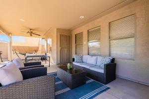Cozy 1BR Guest Suite with Pool Near Westgate的休息区