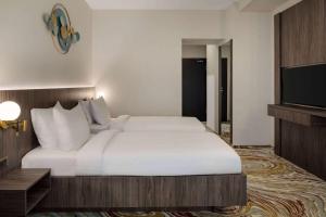 Postel nebo postele na pokoji v ubytování Ramada by Wyndham Bucharest Otopeni Airport + 37 fotografií