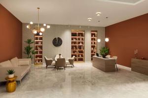 Posezení v ubytování Ramada by Wyndham Bucharest Otopeni Airport