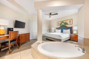 Rúm í herbergi á Hilton Vacation Club Cypress Pointe Orlando