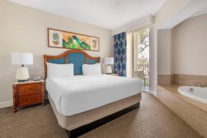 Rúm í herbergi á Hilton Vacation Club Cypress Pointe Orlando