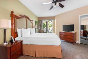 Rúm í herbergi á Hilton Vacation Club Cypress Pointe Orlando