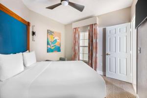 Rúm í herbergi á Hilton Vacation Club Cypress Pointe Orlando