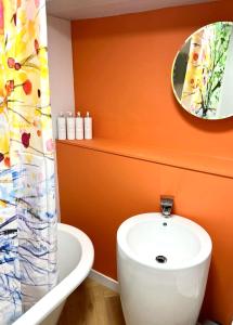 Un baño con un lavabo blanco y un espejo. en Tin Lid Cottage - cosy ground floor flat, en Banton 35 fotos más