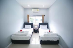 チェンマイにあるPool Villa Chiangmai View Homeの窓のある部屋にツインベッドが2台