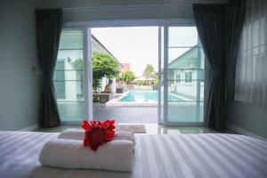 チェンマイにあるPool Villa Chiangmai View Homeのベッドルーム1室(赤い花のベッド1台付)