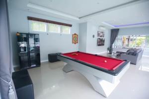 チェンマイにあるPool Villa Chiangmai View Homeのリビングルーム(赤いビリヤード台付)