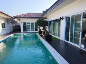 チェンマイにあるPool Villa Chiangmai View Homeの家の裏庭にあるプール