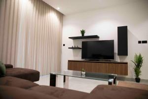 TV a/nebo společenská místnost v ubytování Flat 1, spacious 3 bedroom near Beaches and Countryside