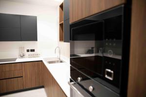 Kuchyň nebo kuchyňský kout v ubytování Flat 1, spacious 3 bedroom near Beaches and Countryside