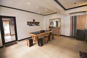 une grande chambre avec une table et un comptoir dans l'établissement Abozza Resort, à Boracay