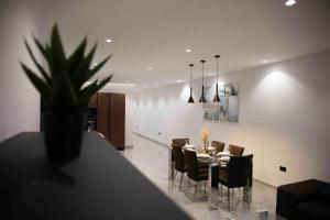 Posezení v ubytování Flat 1, spacious 3 bedroom near Beaches and Countryside