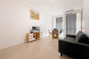 Μια τηλεόραση ή/και κέντρο ψυχαγωγίας στο Spacious and Restfull 3BR at Bale Hinggil Apartment By Travelio