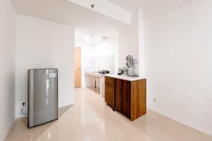 Η κουζίνα ή μικρή κουζίνα στο Spacious and Restfull 3BR at Bale Hinggil Apartment By Travelio