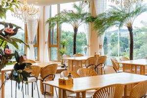 Guilin Red Roof Garden Resort -On the way to Yangshuo外面的花园