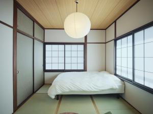 Kotobukisou 民泊ことぶき荘 Free Parking 10 mins by car Kumamoto Station客房内的一张或多张床位