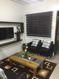 ein Wohnzimmer mit einer Couch und einem Couchtisch in der Unterkunft Townhouse1 Two bedrooms in Bacolor near San Fernando in Bacolor