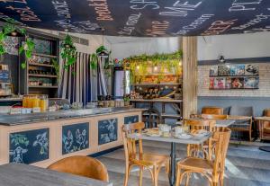 a restaurant with chairs and a table and a bar at B&B HOTEL Bordeaux Mérignac Cadera Aéroport in Mérignac