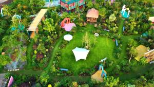 桂林Guilin Red Roof Garden Resort -On the way to Yangshuo的公园微型花园的俯视图