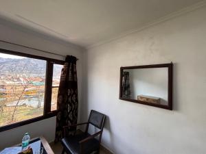 Gambar di galeri bagi Hotel Crescent di Srinagar