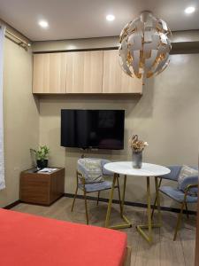 Una televisión o centro de entretenimiento en Suite 629 Near IT Park 5 fotos más