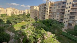 - une vue sur un parc en face d'un bâtiment dans l'établissement Property sisters, Elite garden view, Madinaty B6, au Caire