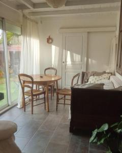 ein Wohnzimmer mit Tisch und Couch in der Unterkunft Maison entre mer et montagne in Pollestres