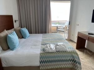 Los CaiderosにあるAnfi Puertoのホテルルーム(青い枕付きのベッド付) +33枚の写真