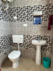 un bagno con un water e un lavandino di Snowwhite a Dharamshala