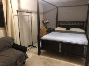 Postel nebo postele na pokoji v ubytování Habitación mediana en casa grande