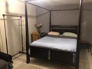 Postel nebo postele na pokoji v ubytování Habitación mediana en casa grande