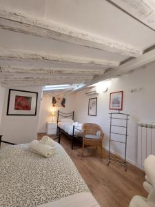 - une chambre avec 2 lits dans une chambre dotée de parquet dans l'établissement Alloggi Palmini, à Florence