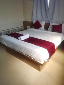 Sun Bright Residency Badlapur客房内的一张或多张床位