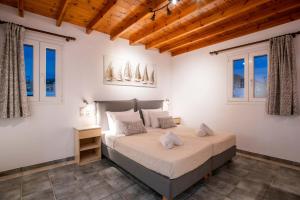 Postel nebo postele na pokoji v ubytování Kontaratos Studios & Apartments