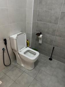Ένα μπάνιο στο Exquisite 2BR apartment Nyali with pool,Ac, washing machine, hot water and near Mall
