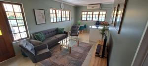 Et opholdsområde på Chic Flat with Stunning Views