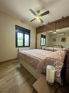 a bedroom with a bed and a ceiling fan at Chalet independiente en zona residencial rural con piscina privada in Jaén