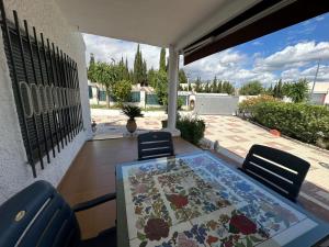 a patio with a table and chairs on a patio at Chalet independiente en zona residencial rural con piscina privada in Jaén