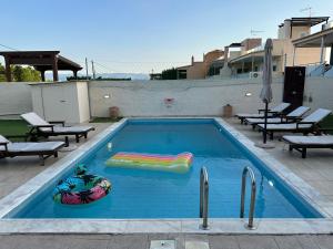 Πισίνα στο ή κοντά στο Villa Adamantia