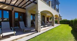 Κήπος έξω από το Lovely Ground Floor Apartment Pomos with Private Garden and Communal Pool - Aphrodite Hills Resort