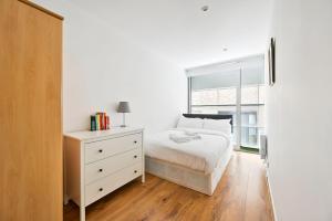 Postel nebo postele na pokoji v ubytování Lovely 2-Bed, sleeps 6, Near Stratford station & Abba Voyage,