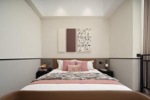 Nanjing Olympic Sports Center Suisse Place Apartment Hotel客房内的一张或多张床位
