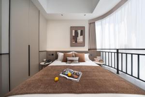 Nanjing Olympic Sports Center Suisse Place Apartment Hotel客房内的一张或多张床位
