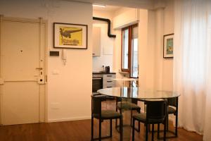 a kitchen with a table and chairs in a room at A41 - Ancona, bilocale in centro in Ancona