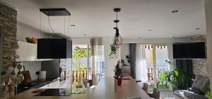 ein Wohnzimmer mit einem Tisch und ein Wohnzimmer mit einem Sofa in der Unterkunft Appartement moderne à Nice, 50 m² avec balcon in Nizza