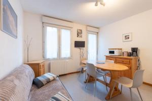 ein Wohnzimmer mit einem Tisch und ein Esszimmer in der Unterkunft T2 Bis - centre Barèges - cure in Barèges