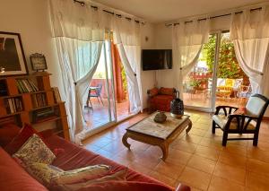 SantʼAntoninoにあるVilla Catalinaのソファとテーブルのあるリビングルーム